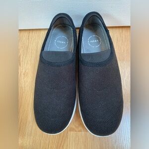 Vessi Black Sunday Waterproof Wool Slip On Shoes Men’s Size 9